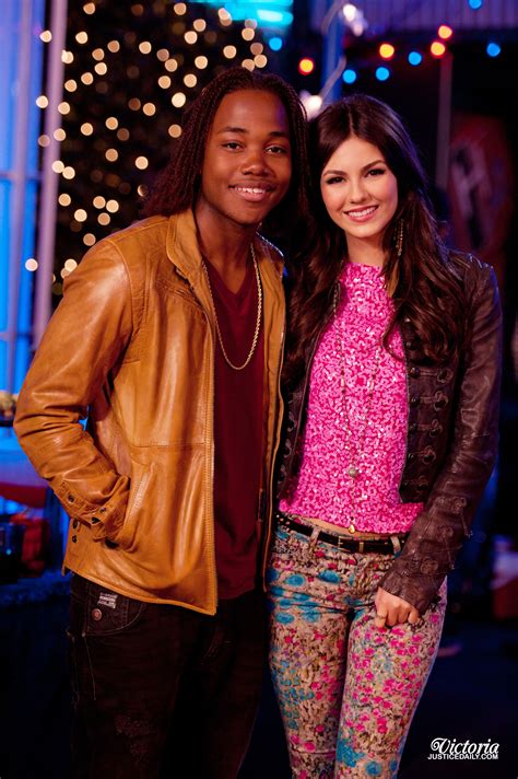 Victoria Justice, Victorious Season 3 - Episode 19, Tori fixes Beck and
