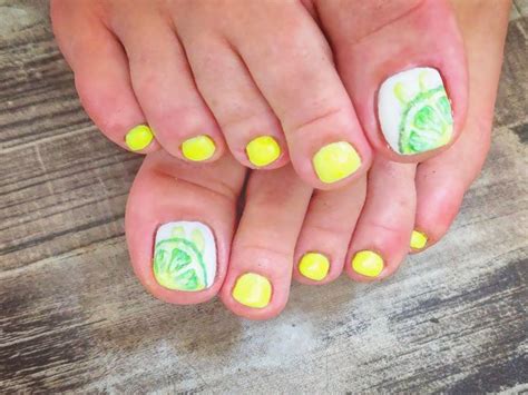 Яркий педикюр, неоновый лак, дизайн лайм, летний педикюр, pedicure