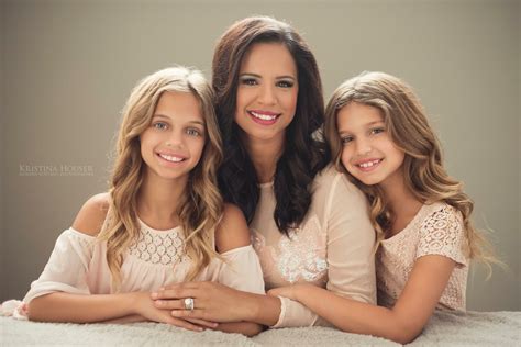 Mother daughter Mother daughter photography poses, Mother daughter ...
