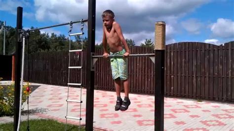 Подъем переворотом на турнике 20 раз. Данила 7 лет. - YouTube