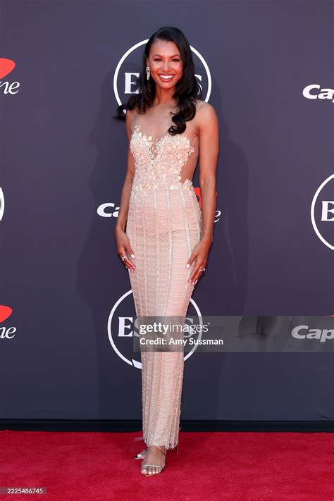 Malika Andrews's feet