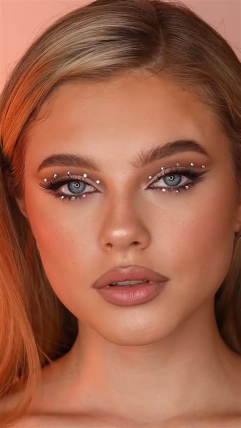Pin by Marcela Farfán on maquillaje | New year's makeup, Festival eye ...