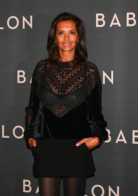 Photo : Elle espère trouver le grand amour Karine Le Marchand à la