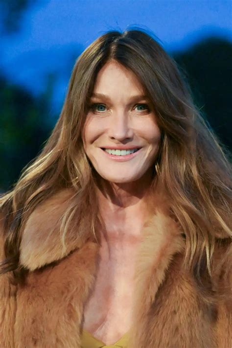 Carla Bruni (57 años): “Hago barré, pilates y yoga. Cuando era más
