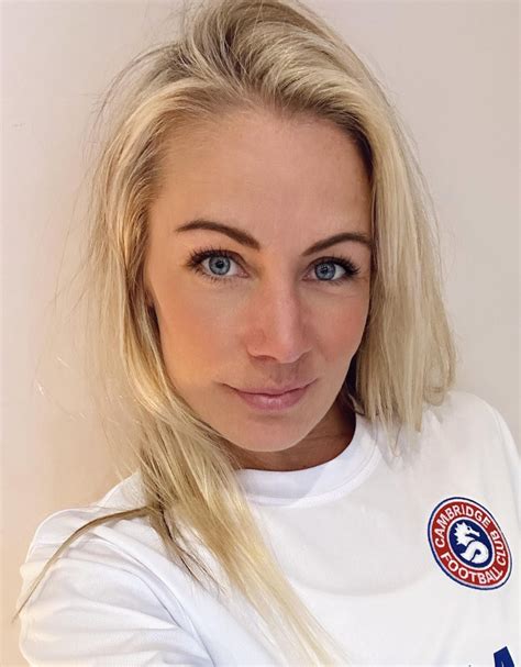 Smiling even though it’s January! (40F) : r/SelfieOver25