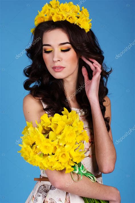 beautiful eye makeup  yellow dress