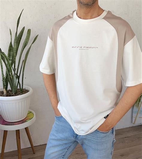 Mens Tshirt outfit idea | Erkek tişört, Erkek moda tarzları, Ti̇şört