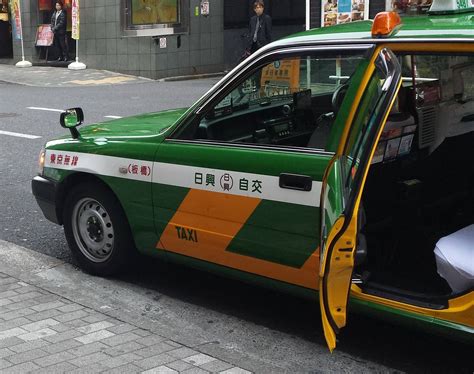 automobiles - Why do taxis in Japan have mirrors on the hood? - Travel