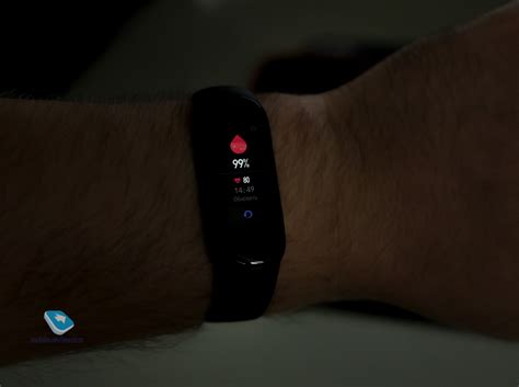 Mobile-review.com Обзор фитнес-браслета Amazfit Band 5 – маленький, да ...