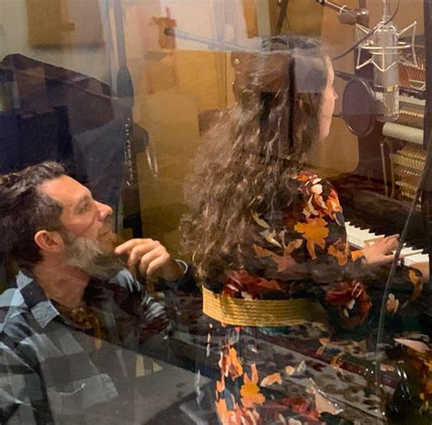 Remove the window glare/ reflection from this photo. : r/PhotoshopRequest