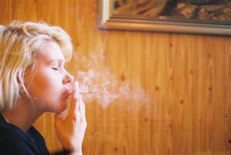 тапети : живопис, Рус, дим, дърво, пушене, нос, Берлин, момиче, шега ...