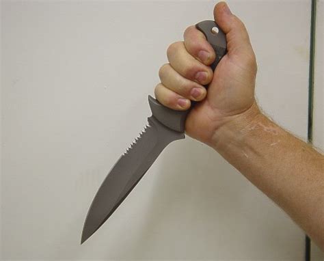 knife grip tactics techniques styles  hand sizing  custom