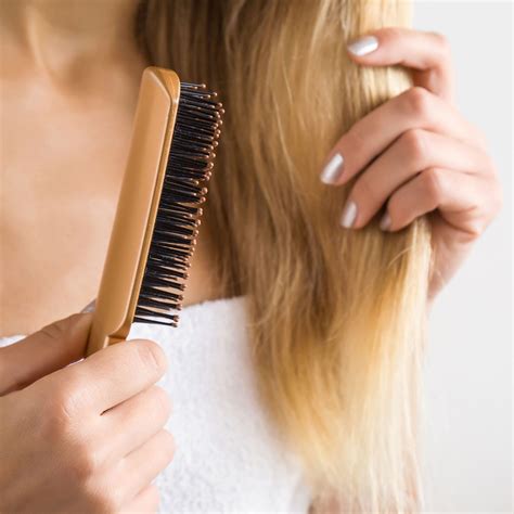 Ursachen für Haarausfall: Warum leiden gerade junge Frauen an