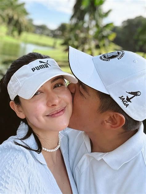 6 Potret Estelle Linden Pamer Baby Bump yang Kian Besar, Main Golf
