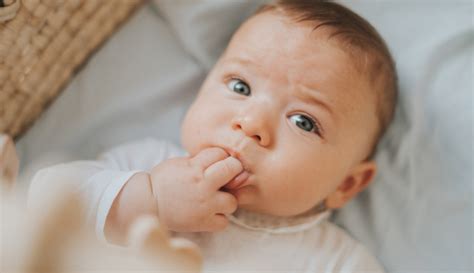 Bebe Chupando Dedo - Bebê chupando o dedo: é normal? Perigos e como ajudar