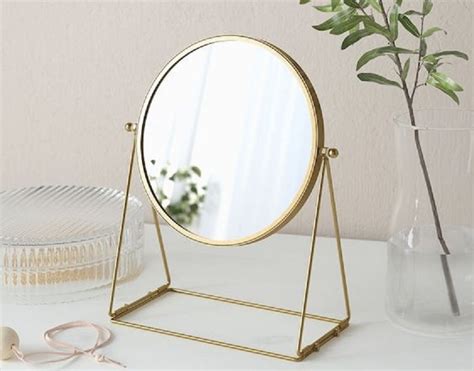 cermin menghadap pintu fiona oliver