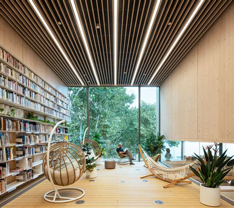 Un gran edificio, amable con sus vecinos. Biblioteca Gabriel García