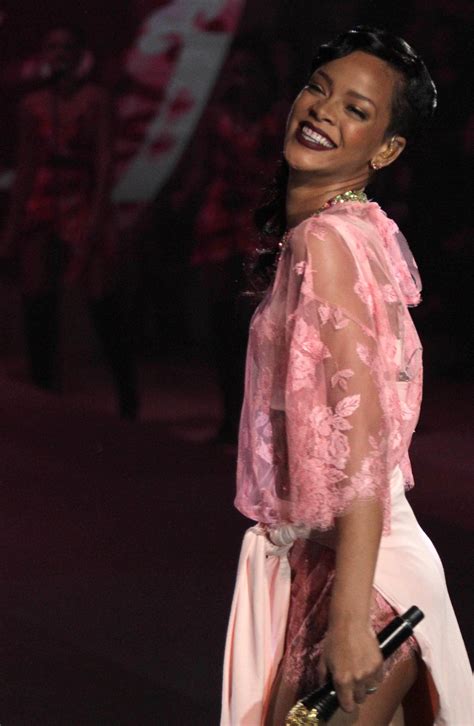 Rihanna Pictures. Hotness Rating = 8.09/10