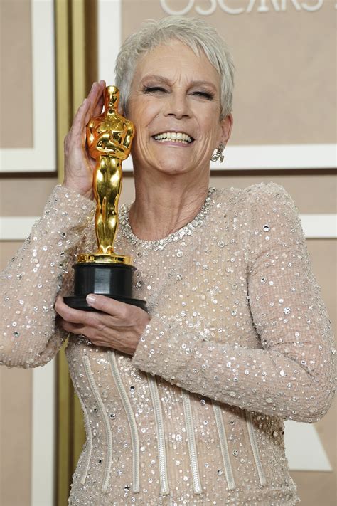 Jamie Lee Curtis vince l'Oscar scalza: sul palco la rivincita di rughe