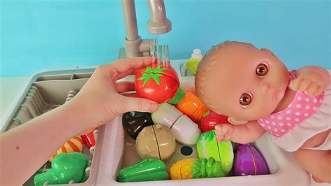 Куклы Пупсики играют и помогают маме: моют фрукты и овощи в раковине ...