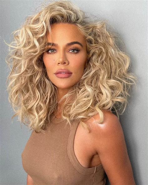 Khloé Kardashian shows off her natural curls