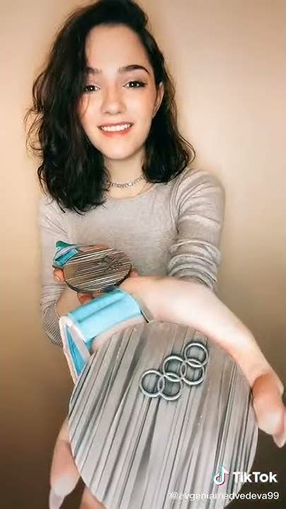 Евгения Медведева с серебряными медалями Олимпийских игр. Видео из тик ...