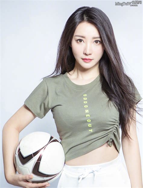 女主播柳岩拍写真我隐约能看到三个球（5/6） - 图片 - 名腿网