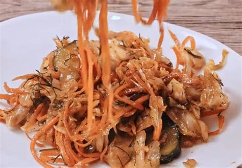 Рецепта за азиатска салата от зеле с моркови - кулинарно.бг