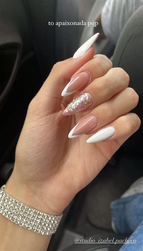 Unha De Paty Com Glitter - Inspiração unhas paty | Unha branca com glitter, Unhas triangulares ...