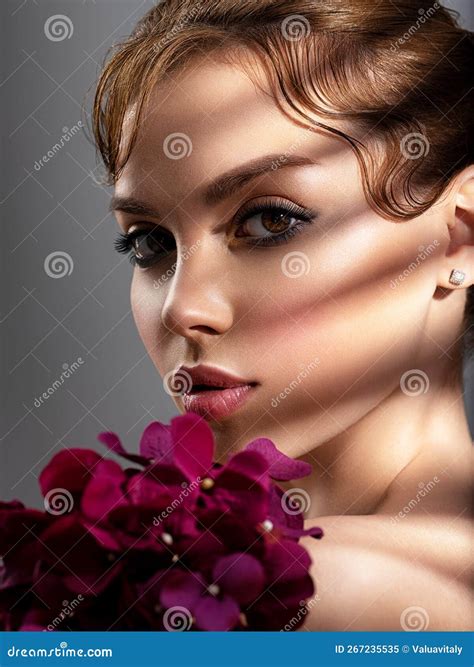 Bella Chica Blanca Con Flores Moradas. Una Bella Morena Con Flores De