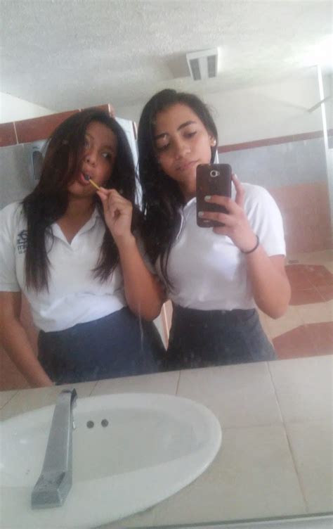 Pack De Tania Colegiala Enseñando Sus Tetas Pequeñas Completamente