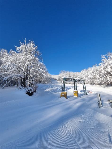 Sila, -8°C e tanta neve fresca: a Lorica riaprono le piste da sci per