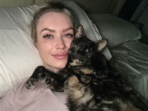 TW Pornstars - Laura Lux 🦖🪐. Twitter. mornings with evie wonder 🥰. 11: