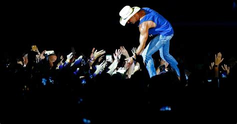 Kenny Chesney fans pack Nissan Stadium Saturday