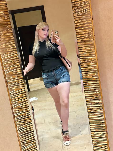 Do you like femboy thighs 👀 : r/femboy