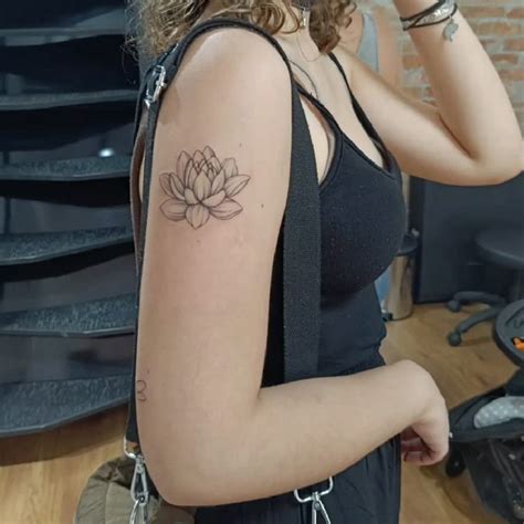 nana tattoo em  tatuagem de flor de lotus boas ideias