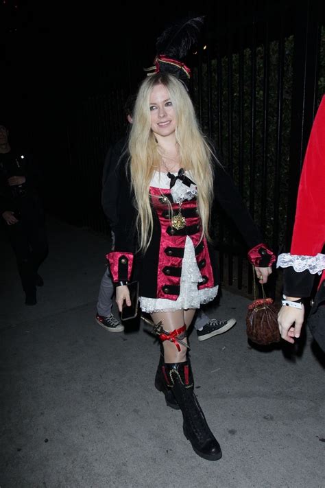 Avril Lavigne Hot - The Fappening Leaked Photos
