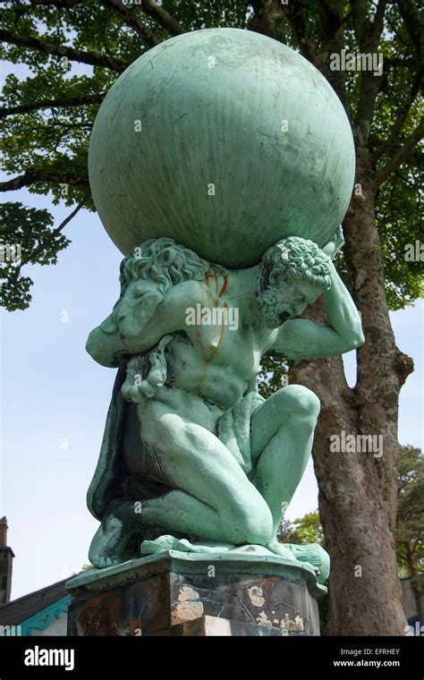 Atlas statue hi-res stock photography and images - Alamy
