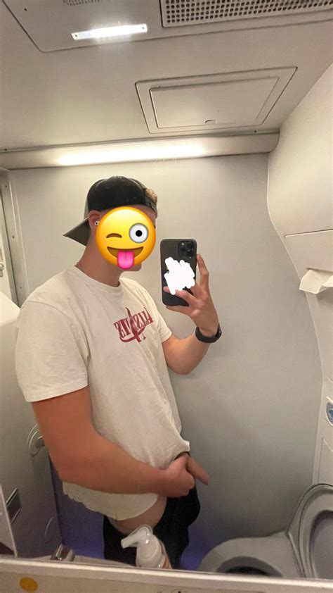 Pissing on the plane : r/GayWatersports