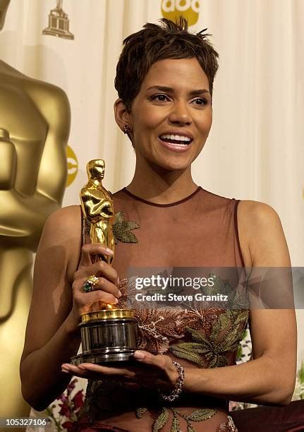 Halle Berry 2002 Oscars Photos and Premium High Res Pictures - Getty Images