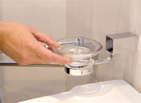 Colocación de accesorios en el baño