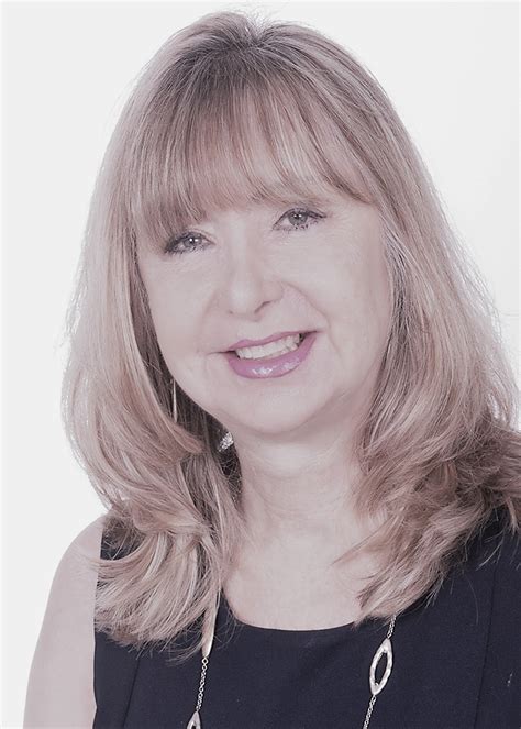 Eva Roberts : Biography