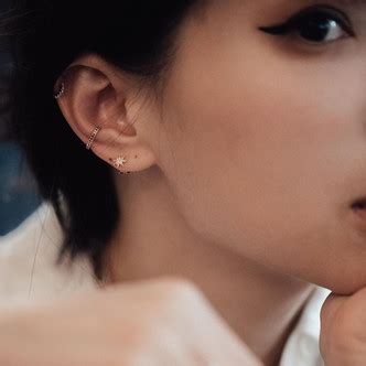 5 стильных способов носить каффы на ухо | theGirl