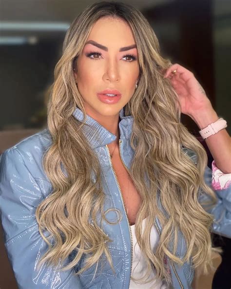 Com 1,96m, Thaísa Daher, do vôlei, posta foto com marido e ele