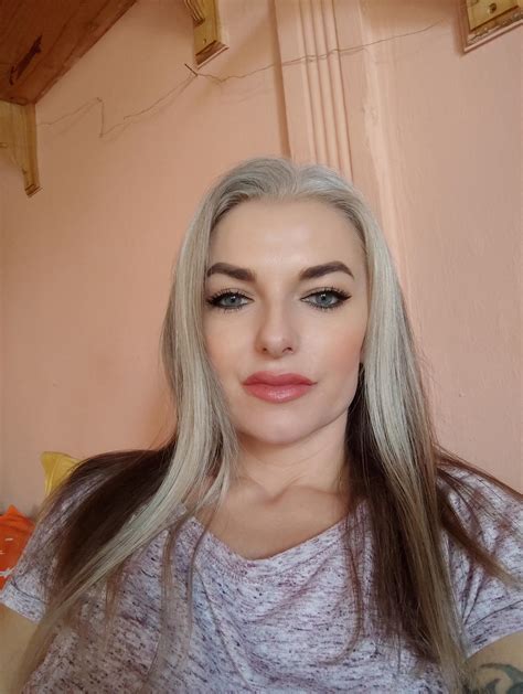 How old you think I am? 💙 : r/PrettyFacesNSFW