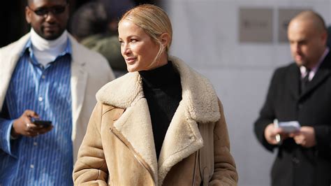 Fashion-Trend: Model Carolyn Murphys Lederjacke für den Übergang