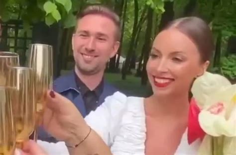 Долой помпезные кринолины: звезда Первого канала вышла замуж в мини ...