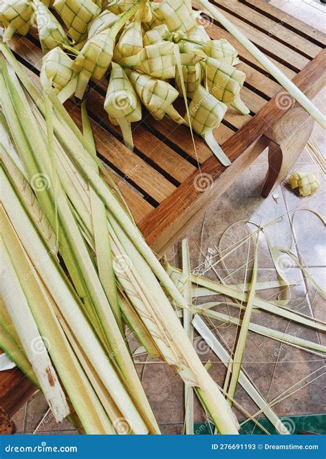cara bikin ketupat dari janur 5