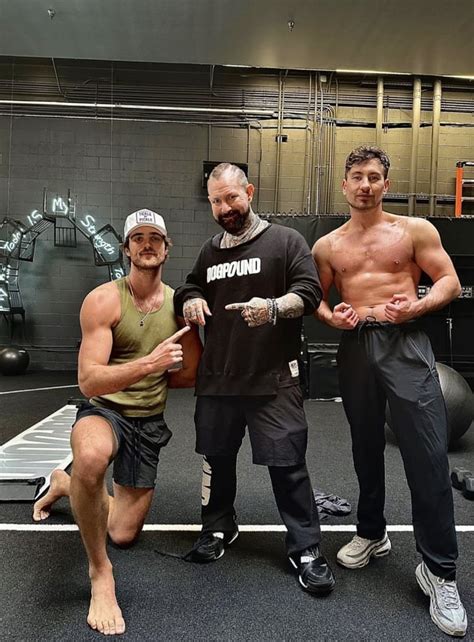 Jacob Elordi e Barry Keoghan exibem músculos definidos em pose pós