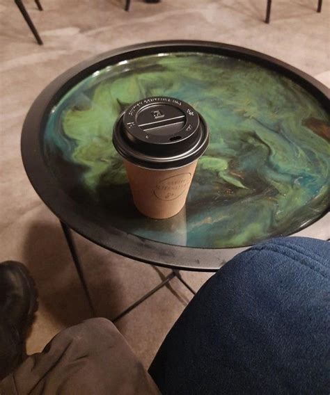 Декор столика эпоксидной смолой с камнями в технике Resin Art.
